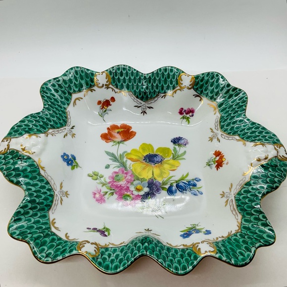 VTG Paris Royal Peint a La Main Porcelain Floral Scalloped Edge Bowl Dish 10”x7” - Picture 2 of 9